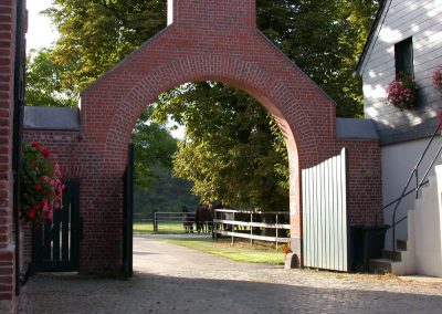 Pferdeaufzucht Ratingen Toreinfahrt